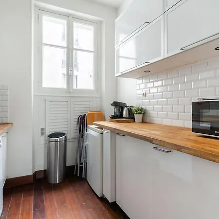 8 Couchages - Boulevard Pereire * Paris